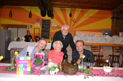 Schuh Oma wird 90