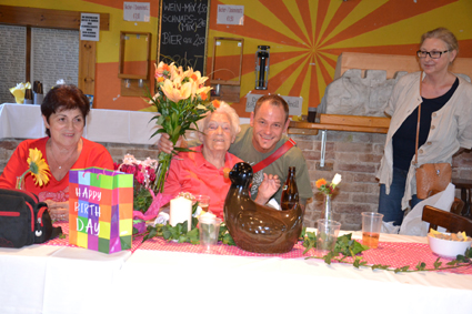 Schuh Oma wird 90