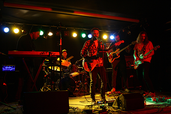  White Stain-Fran san Disco-Between the Beasts